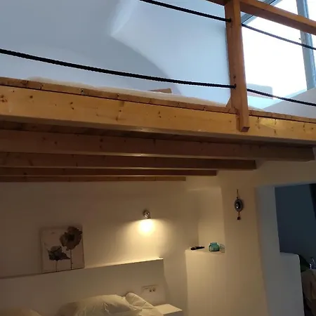 Kelly's Imerovigli (Santorini)